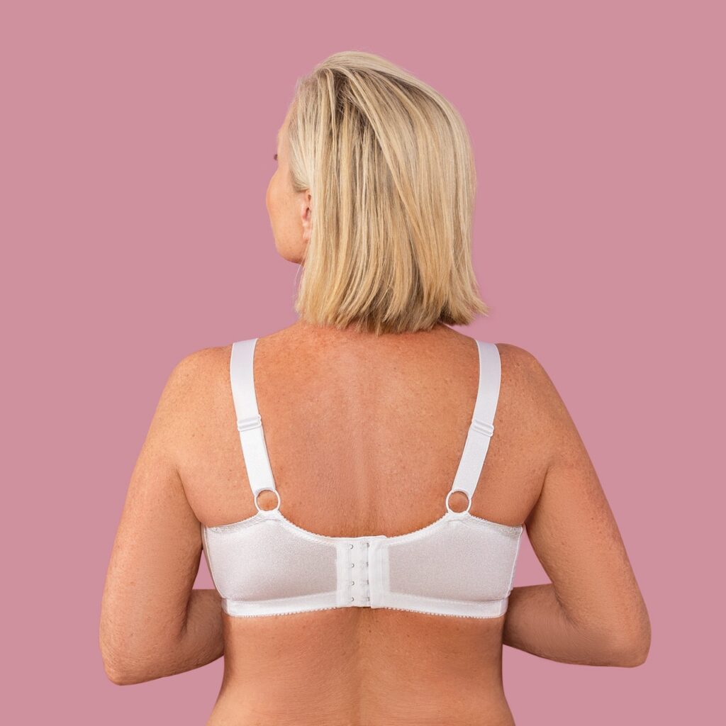 vrouw met witte bh gezien van achteren onderkledij voor ouderen diva pagina comfort en pasvorm