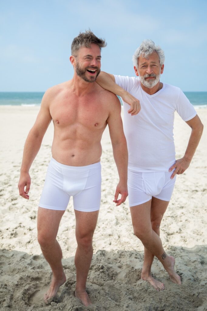 twee mannen op het strand in witte onderkleding van Diva voor ouderen pagina comfort en stijl
