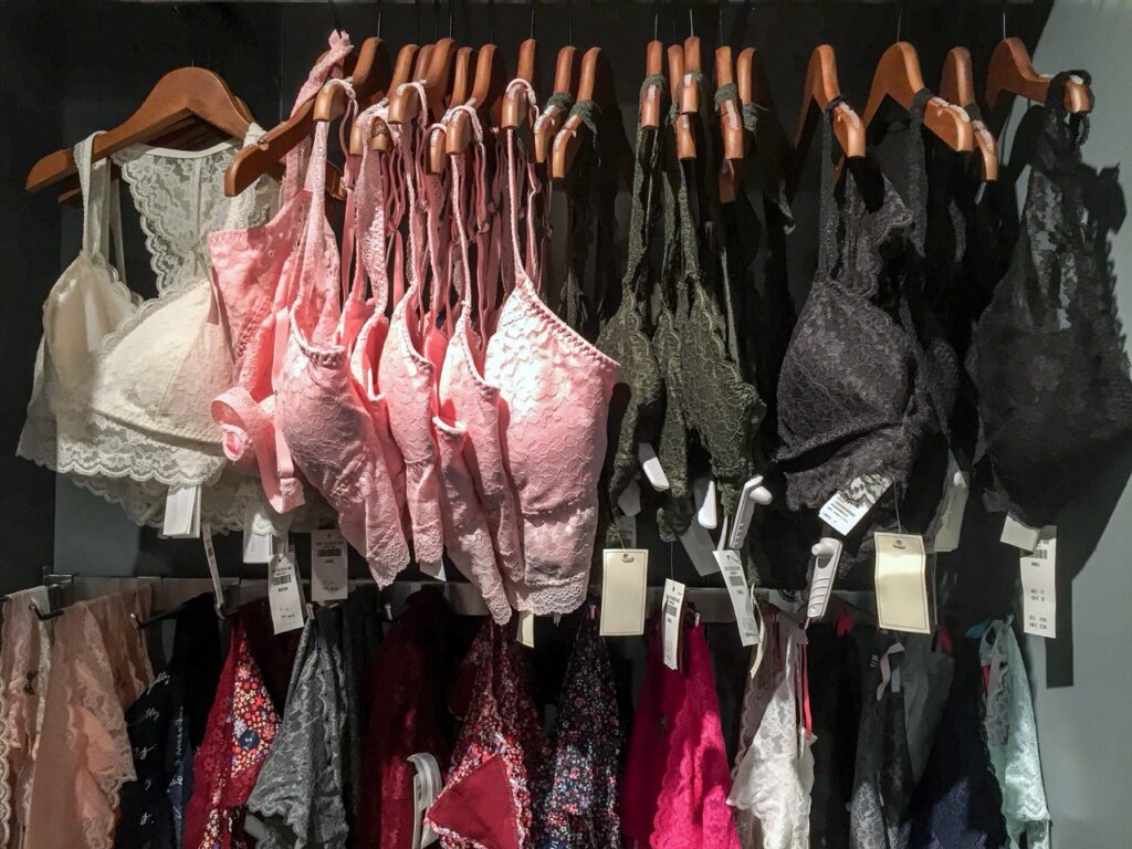 diva onderkledij voor ouderen met diverse kanten beha's en slips in zachte kleuren en donker tinten in winkel